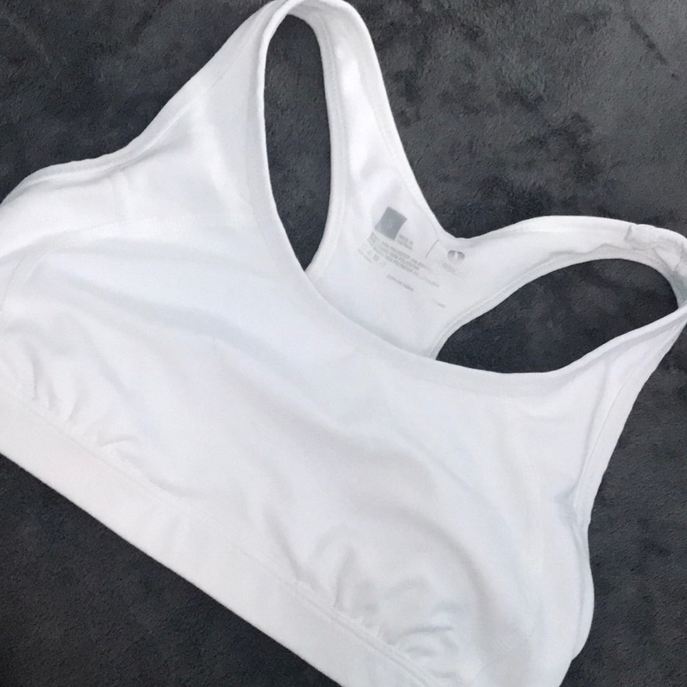 NEW WITHOUT TAGS white sports bra